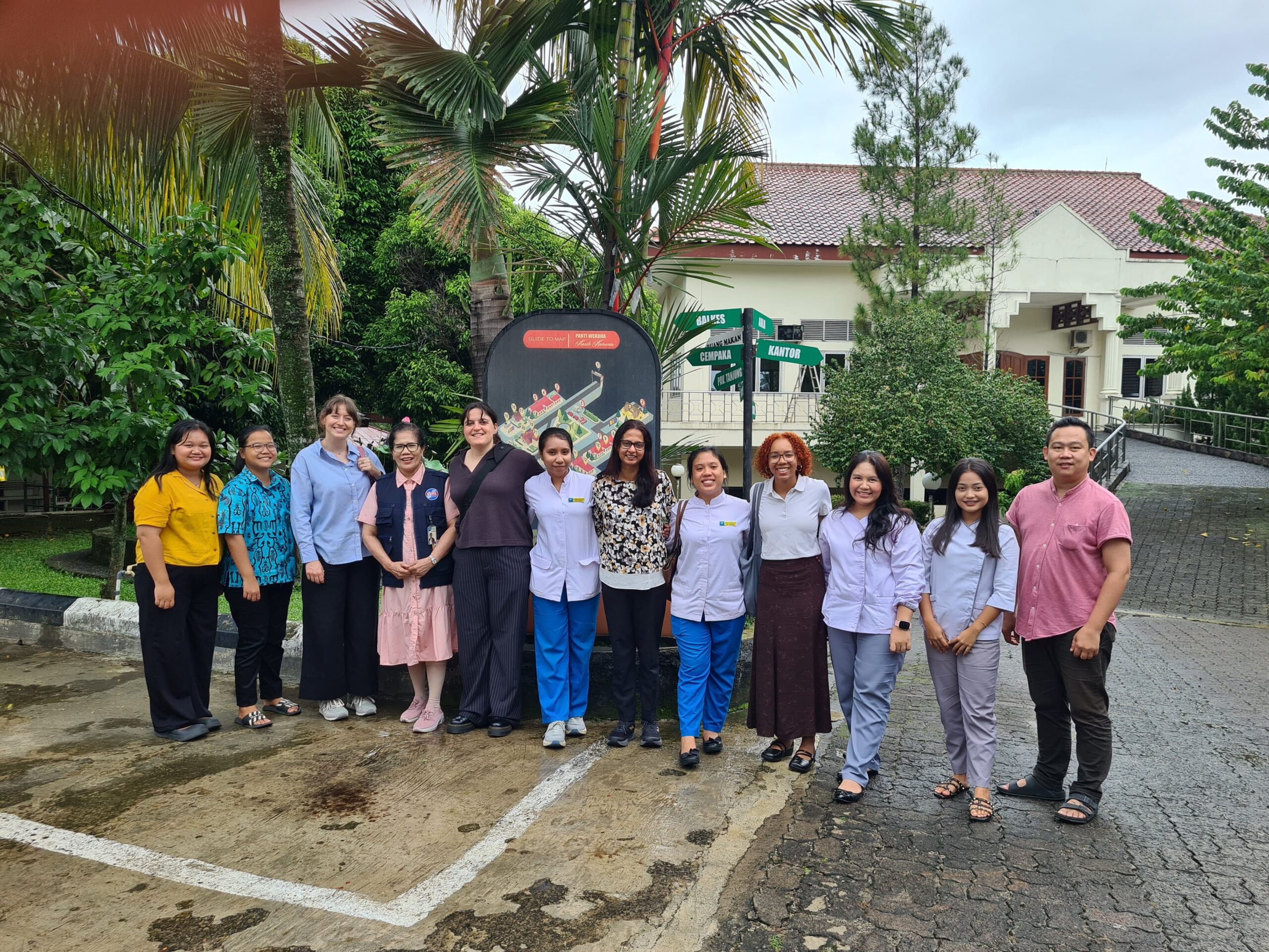 Kunjungan Mahasiswa Universitas Kristen Indonesia (UKI) dan Amerika Serikat ke Panti Wreda Kasih Karunia